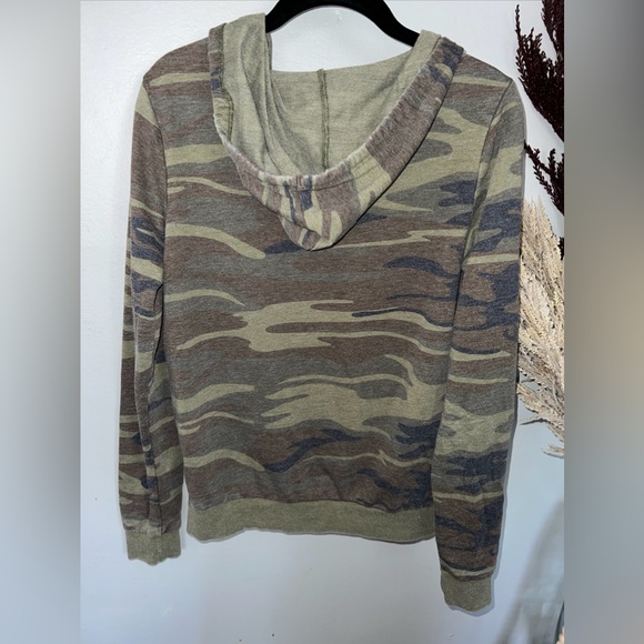Others Follow Women’s Sz Small  Camouflage Zip Front Hoodie Jacket Kangaroo Pkt - Picture 4 of 5
